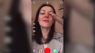 Sborrata in faccia da due cazzi in live