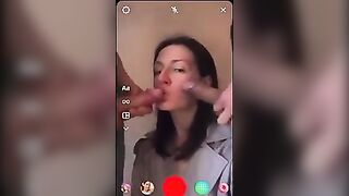 Sborrata in faccia da due cazzi in live