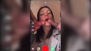 Anteprima del video: Sborrata in faccia da due cazzi in live