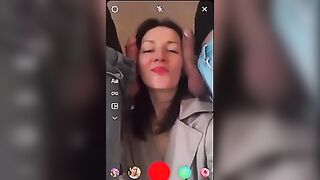 Sborrata in faccia da due cazzi in live