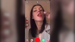 Sborrata in faccia da due cazzi in live