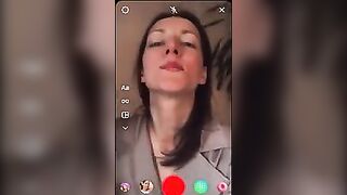 Sborrata in faccia da due cazzi in live