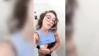 Studentessa esibizionista mostra culo in classe e si masturba in bagno