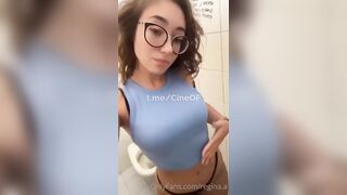 Studentessa esibizionista mostra culo in classe e si masturba in bagno