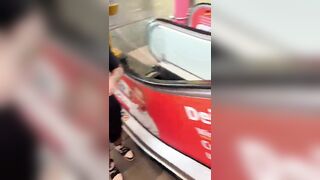 Le piace fare shopping senza slip