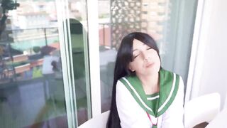 Martina eccita i vicini spogliandosi nuda sul balcone