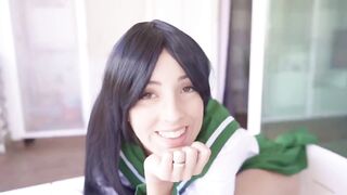 Martina eccita i vicini spogliandosi nuda sul balcone