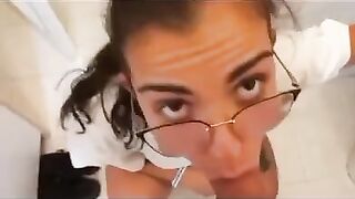 Pompino in bagno fidanzata con occhiali