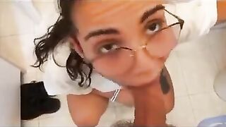 Anteprima del video: Pompino in bagno fidanzata con occhiali