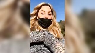 Tiralo fuori che ti faccio un pompino che non passa nessuno