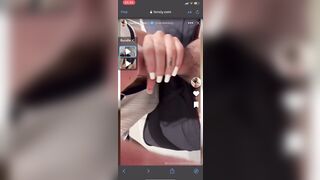 Lo succhia al suo tipo che le viene sulle tette