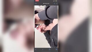 Lo succhia al suo tipo che le viene sulle tette