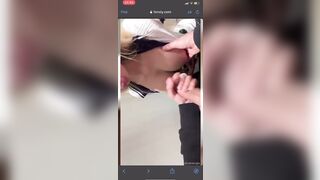 Lo succhia al suo tipo che le viene sulle tette