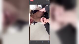 Lo succhia al suo tipo che le viene sulle tette