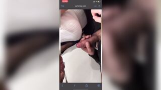 Lo succhia al suo tipo che le viene sulle tette