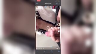 Lo succhia al suo tipo che le viene sulle tette