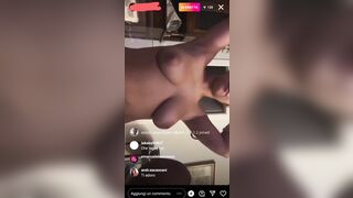 Diretta con le sue belle tettone naturali per eccitare i fans