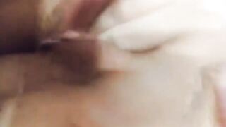 Primo piano fica di mia moglie che si fa un ditalino