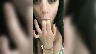 Ditalino in bagno assaporando la sua fica dalle dita