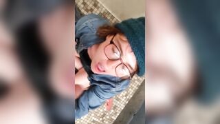 Anteprima del video: Pompino fidanzata con occhiali sborrata in bocca