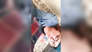 Pompino fidanzata con occhiali sborrata in bocca