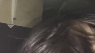 Che schifo - Lo succhia al fidanzato e si sputa sulle tette