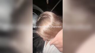 Le da un passaggio e lei ricambia succhiandogli il cazzo in auto