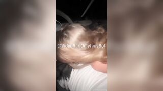 Le da un passaggio e lei ricambia succhiandogli il cazzo in auto