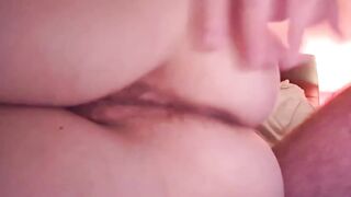 Masturbo mia moglie e le sborro sul culo