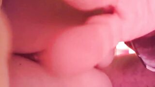 Masturbo mia moglie e le sborro sul culo