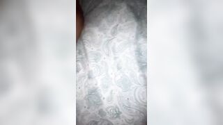 Mi sego sui piedi di mia moglie e li sborro