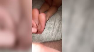 Mi sego sui piedi di mia moglie e li sborro