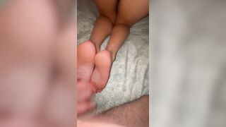 Mi sego sui piedi di mia moglie e li sborro