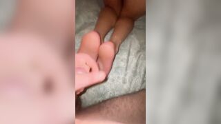 Mi sego sui piedi di mia moglie e li sborro