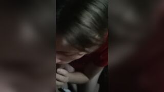 Giovane fidanzata italiana fa un bel pompino