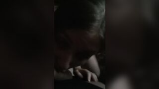 Giovane fidanzata italiana fa un bel pompino