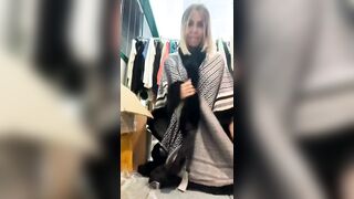 Emanuela fa eccitare i fans dallo studio con le sue belle tettone