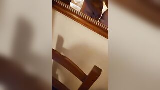 Mia moglie riprende col cellulare mentre la scopo