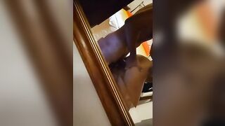 Mia moglie riprende col cellulare mentre la scopo