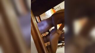 Mia moglie riprende col cellulare mentre la scopo