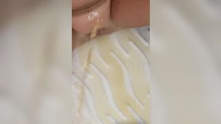 Pisciata sulla fica e tette di mia moglie