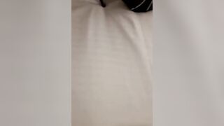 Moglie eccitata in tacchi e autoreggenti