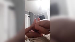 Fa godere la sua amante leccandole la fica