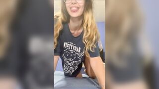 Ragazza italiana con occhiali