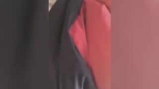 Giovane coppia fa sesso nel bagno dell'università