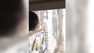 Giovane coppia fa sesso nel bagno dell'università