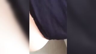 Giovane coppia fa sesso nel bagno dell'università