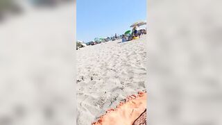 Coppia italiana esibizionista in spiaggia pubblica