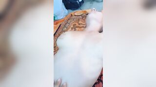 Coppia italiana esibizionista in spiaggia pubblica