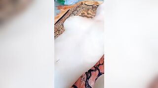 Coppia italiana esibizionista in spiaggia pubblica